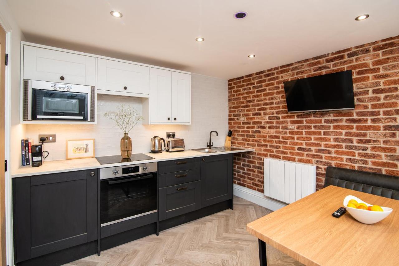 Modern Finish To A Historic Brewers House, Derby Villa Buitenkant foto